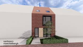 <h3>Moderne nieuwbouwwoning met mooie tuin in Oostende</h3>
<p>Ontdek deze stijlvolle en energiezuinige nieuwbouwwoning in de Eksterstraat te Oostende, een ideale gezinswoning waar ruimte, comfort en hedendaags woonplezier centraal staan. De woning is voorzien van een warmtepomp en zonnepanelen. Hierdoor bespaart u de eerste 5 jaar 50% op uw onroerende voorheffing!</p>
<p>Bij het betreden van de woning komt u terecht in een ruime inkomhal die toegang biedt tot een open keuken. Deze keuken kunt u nog volledig aanpassen naar uw eigen smaak en wensen. Dankzij de open indeling de keuken naadloos over in de lichtrijke leefruimte van 31m2. De grote raampartijen zorgen voor een overvloed aan natuurlijk licht en bieden een mooi zicht op de tuin. Aansluitend vindt u een praktische berging/ technische ruimte. Op de eerste verdieping is er ook nog een apart toilet met handwassertje, alsook een ruime fietsenberging/stockageruimte.</p>
<p>Op de eerste verdieping bevinden zich twee zeer grote slaapkamers van +16m2 en een stijlvolle badkamer. Ook op deze verdieping is een apart toilet te vinden. <br /><br />Tot slot is er nog de tweede verdieping. Deze is standaard uitgerust met een vaste trap binnen budget, alsook wordt de zolder al geïsoleerd. Indien u wenst om de zolder meteen volledig mee af te werken zoals in het lastenboek, kan dit voor een meerprijs van €7.000 excl. BTW. Deze verdieping biedt meteen ruimte voor 2 extra, zeer grote slaapkamers alsook nog een bureauruimte.</p>
<p>Buiten geniet u van een aangename, tuin waar rust en privacy gegarandeerd zijn. Achteraan het perceel is bovendien voldoende ruimte voorzien voor ontspanning, spelende kinderen of een gezellige zomeravond met vrienden en familie.</p>
<p>Deze woning werd ontworpen met aandacht voor energiezuinigheid, wooncomfort en duurzaamheid. Dankzij de moderne technieken en kwalitatieve afwerking bent u verzekerd van een lage energiefactuur en een toekomstgerichte investering. Energiezuinige nieuwbouwwoningen zijn vandaag bijzonder gegeerd omwille van hun comfort, lage verbruikskosten en duurzame karakter.</p>
<h3>Troeven</h3>
<ul>
<li>Nieuwbouwwoning met hedendaagse architectuur</li>
<li>Mogelijkheid tot 4 slaapkamers + bureauruimte</li>
<li>Ruime en lichtrijke leefruimte</li>
<li>Open keuken met zicht op de tuin</li>
<li>Praktische berging en technische ruimte</li>
<li>Externe fietsenberging/opslagruimte</li>
<li>Moderne badkamer</li>
<li>Energiezuinig en duurzaam gebouwd</li>
<li>Zuidgerichte tuin met veel privacy</li>
<li>Rustige ligging in een aangename woonomgeving</li>
<li>Vlotte verbinding naar centrum Oostende, winkels, scholen en openbaar vervoer</li>
</ul>
<p>Deze instapklare nieuwbouwwoning combineert een doordachte indeling met hedendaags comfort en een gunstige ligging. Een unieke kans voor gezinnen, jonge koppels of investeerders die op zoek zijn naar een kwalitatieve woning in Oostende.</p>
<p> </p>