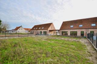 In het rustig gelegen Amougies ligt deze <strong>casco nieuwbouw</strong>, perfect gecombineerd met rust, comfort en een toplocatie. Alle voorzieningen zoals winkels, scholen en openbaar vervoer zijn dichtbij, en de woning ligt centraal tussen <strong>Avelgem, Kluisbergen en Ronse</strong>.<br /><br /><strong>Indeling van de woning:</strong>
<ul>
<li>Gelijkvloers: inkomhal, gastentoilet, ruime woon- en eetkamer, keuken, berging/wasplaats en <strong>carport</strong></li>
<li>Eerste verdieping: overloop met ruimte voor bureau of dressing, badkamer en <strong>3 zeer ruime slaapkamers!</strong></li>
</ul>
Deze woning wordt <strong>casco te koop aangeboden</strong>,<strong> al is er wel de mogelijkheid de woning afgewerkt aan te kopen.</strong><br /><br />Wonen hier betekent genieten van moderne luxe in een rustige omgeving, met prachtige vergezichten op de Kluisberg.<br />Meer info of een bezoek plannen? Contacteer Kyamo De Smet op 0479 06 13 71.