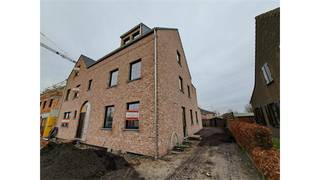 Een mooi afgewerkt en energiezuinig gelijkvloers appartement (links vanuit de straatkant gezien) bestaande uit een woonkamer met open,...