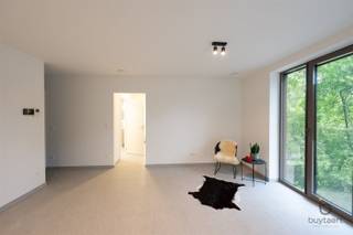 <p><span>In een recente, energiezuinige nieuwbouwresidentie bevindt zich dit stijlvolle gelijkvloerse appartement met 1 slaapkamer. De woning is volledig afgewerkt met een tegelvloer en wordt bij oplevering </span><span>volledig wit geschilderd</span><span>. </span></p><p><span>Verlichting</span><span> is reeds voorzien, zodat u enkel nog hoeft in te richten.</span></p><p><span>De </span><span>lichtrijke woonkamer (30 m²) met open keuken</span><span> vormt het hart van het appartement en biedt rechtstreeks toegang tot een </span><span>aangenaam terrasje aan de voorzijde</span><span>. </span></p><p><span>De keuken is modern en praktisch ingericht.</span></p><p><span>De </span><span>slaapkamer</span><span> (11.5 m²) is ruim genoeg terwijl de </span><span>badkamer</span><span> is uitgerust met een</span><span> inloopdouche</span><span>. Het </span><span>apart toilet met handenwasser</span><span> biedt extra gebruiksgemak. </span></p><p><span>In de </span><span>berging</span><span> is er aansluiting voorzien voor een wasmachine.</span></p><p><span>Het appartement wordt verwarmd via </span><span>vloerverwarming op basis van een warmtepomp</span><span>, in combinatie met 3 </span><span>zonnepanelen</span><span>, wat zorgt voor een bijzonder </span><span>energiezuinige woonst</span><span>. </span></p><p><span>Een</span><span> ventilatiesysteem D</span><span> garandeert een gezonde luchtcirculatie doorheen de hele woning.</span></p><p><span>In het gebouw is er een </span><span>gemeenschappelijk vuilnislokaal</span><span>, een </span><span>fietsenstalling nr 83</span><span>, en op de ondergrondse verdieping (</span><span>niveau -1</span><span>) beschikt u over een </span><span>privatieve autostaanplaats nr 17.</span><span> </span></p><p><span>Tot slot kunt u als bewoner ook genieten van een </span><span>aangelegde gemeenschappelijke tuin</span><span>.</span></p><p><span>Kortom, dit instapklare appartement combineert comfort, duurzaamheid en een doordachte indeling in een rustige, hedendaagse woonomgeving.</span></p><p><span>Vaste kosten €90 p/mnd + €100 Parking.</span></p><p><span>Beschikbaar vanaf 01/12/2025.</span></p>