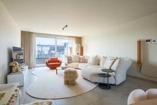 Op zoek naar een centraal gelegen nieuwbouw penthouse? Dan is deze penthouse wat u zoekt. Met zijn grote raampartijen en 2 terrassen is dit puur genieten. <br /><br />Project Koffiebranderij bevindt zich in het bruisende centrum van Maldegem. Met alle faciliteiten op wandelafstand. Het project bestaat uit 23 appartementen en 4 penthouses. Langs de achterzijde kunt u genieten van een prachtig aangelegd binnentuin. <br /><br />De penthouses, gelegen op de bovenste verdieping is ingedeeld als volgt: inkomhal met plaats voor vestiaire - grote, open leefruimte met grote raampartijen en open keuken voorzien van alle comfort - vanuit de leefruimte is er toegang tot de 2 terrassen waarvan het 1e zuid-gericht is met zicht op groen en het 2e vooraan voorzien is van een terrasberging - praktische keukenberging/technische ruimte met op maat gemaakt legboorden - badkamer met douche en lavabomeubel - gastentoilet met lavabo en ingemaakte kast - 2 slaapkamers die telkens ook toegang hebben tot de terrassen. <br /><br />Het appartement voldoet aan alle hedendaagse energienormen, is voorzien van een GEOTHERMISCHE WARMTEPOMP, vloerverwarming met passieve koeling en privatieve ZONNEPANELEN. Het gebouw heeft een zuidgerichte oriëntatie waardoor je steeds kan genieten van het zonnetje vanop je terras.<br /><br />Ondergronds zal je de parkeergarages en gemeenschappelijke fietsenstalling terugvinden. <br />De garagebox is reeds voorzien van een privatieve laadpaal. <br /><br />Vraagprijs staanplaats bij appartement: 20.000 euro<br />Vraagprijs garagebox bij appartement: 30.000 euro <br /><br />Nieuwsgierig naar deze tijdloze bouw met grote raampartijen en ultiem comfort?<br />Contacteer Bonne Vastgoed 7 op 7 voor meer info via 050/73/73/73 of info@bonnevastgoed.be