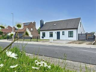 Mooi gelegen vrijstaande woning op 672 m², bestaande uit een inkomhal met afzonderlijk toilet, gezellige leefruimte met grote zithoek,...