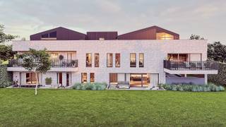 <span><span>Ontdek dit schitterende dakappartement van maar liefst <strong>117 m²</strong> – de perfecte combinatie van ruimte, luxe en natuur! Dit prachtige appartement beschikt over twee slaapkamers. De gezellige leefruimte met open keuken en berging biedt een comfortabele en moderne sfeer, perfect voor dagelijks leven en gezellige momenten. Geniet van het buitenleven op het terras vooraan of op het achteraan gelegen terras met zicht op het bos. Het grote groendak van meer dan <strong>50 m²</strong> met een benutbare oppervlakte van <strong>23 m²</strong> zorgen voor een héél ruim terrasgevoel en een oase van rust. De badkamer is uitgerust met een inloopdouche of ligbad, afhankelijk van jouw voorkeur, en er is een apart toilet voor extra comfort. Dit dakappartement combineert ruimte, natuur en modern wooncomfort in een exclusieve setting. Neem snel contact met ons op voor meer informatie. Maak van dit prachtige appartement jouw nieuwe thuis en ervaar het ultieme woonplezier! <strong>AANKOOP ONDER BTW-TARRIEF VAN 6% VOOR SLOOP EN HEROPBOUW MOGELIJK !</strong></span></span><br />referentie: 4995
