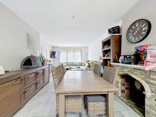 <p><strong>Spacieuse maison familiale avec jardin au cœur de Denderleeuw</strong></p>
<p>Située dans la commune très prisée de <span><span>Denderleeuw</span></span>, cette habitation particulièrement spacieuse, solide et fonctionnelle bénéficie d’une situation idéale à proximité du centre-ville, des commerces, des écoles, des transports en commun et de toutes les commodités nécessaires.</p>
<p>Au rez-de-chaussée, la maison se compose d’un vaste hall d’entrée séparé menant vers la cuisine et le lumineux espace de vie. Ce séjour spacieux offre suffisamment de place pour aménager un agréable salon ainsi qu’une salle à manger complète. Attenante au séjour, une première salle de bains est équipée d’un lavabo, d’une toilette et d’une douche.</p>
<p>La cuisine séparée et entièrement équipée donne accès à la véranda. Celle-ci mène directement à la terrasse qui surplombe le jardin clôturé ainsi que la nature environnante. Malgré la situation centrale dans la dynamique commune de Denderleeuw, vous pourrez profiter ici d’un environnement calme et verdoyant.</p>
<p>Le rez-de-chaussée comprend également un espace garage très pratique. Bien qu’il ne soit pas accessible pour une voiture, il offre de nombreuses possibilités de rangement pour vélos, cyclomoteurs, congélateur, réfrigérateur, machine à laver, sèche-linge et autres équipements. De plus, un parking est aménagé dans la rue, permettant de stationner un véhicule en toute sécurité à distance de marche de la maison. Une cave complète également le bien et sert actuellement d’espace de rangement supplémentaire.</p>
<p>Le premier étage abrite quatre chambres à coucher de belles dimensions ainsi qu’une salle de bains équipée d’un lavabo, d’une baignoire et d’une toilette. Un escalier fixe mène au grenier, actuellement utilisé comme espace de stockage, mais pouvant parfaitement être aménagé en chambre(s) supplémentaire(s) ou en espace hobby.</p>
<p>L’atout majeur de cette habitation réside sans aucun doute dans les volumes généreux qu’elle offre. Grâce à son agencement pratique, ses grandes pièces de vie et son potentiel supplémentaire, ce bien constitue une maison familiale idéale pour les personnes souhaitant vivre confortablement dans un environnement stratégique à proximité de <span><span>Bruxelles</span></span>.</p>
<p>En outre, l’installation électrique est conforme, ce qui représente un avantage important et une tranquillité d’esprit supplémentaire pour les futurs propriétaires.</p>