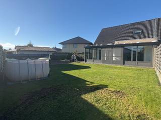 Recentbouw op uiterst rustige ligging met 3 slks, inpandige garage en grote oprit.<br /><br />Deze woning is instapklaar, zeer goed verzorgd en heeft een topligging te Kuurne. De Poolster is een doodlopende straat met een aangenaam speeltuintje centraal op de wijk.<br /><br />Inkom met apart toilet, leefruimte met grote raampartijen en aanpalende keuken. Deze is volledig geïnstalleerd, vele kastruimtes en heeft plaats voor een eettafel. Een aparte berging en doorgang naar de garage. Achteraan de woning is er een grote leef-veranda geplaatst, ideale tweede leefplaats!<br /><br />Het verdiep bevat 3 mooie slaapkamers en een badkamer. Wasmeubel, ligbad met douchescherm en toilet.<br /><br />De tuin is volledig omheind, heeft een groot terras en praktisch tuinhuis.<br /><br />PLUSPUNTEN:<br />+ ligging!<br />+ EPC B<br />+ instapklaar