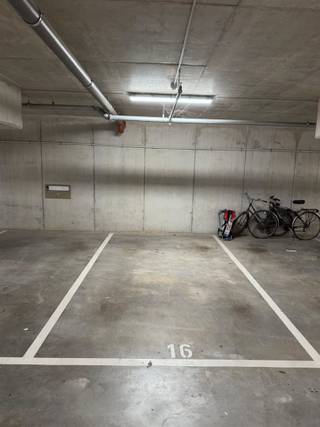 Staanplaats in het centrum van Sint-NiklaasDeze ondergrondse autostaanplaats is gelegen aan de Lindestraat, Lamstraat en Antwerpse Steenweg. Voor meer info of een bezoek: info@immodeprins.be of 03/776 06 55. Bekijk ons volledig aanbod www.immodeprins.be