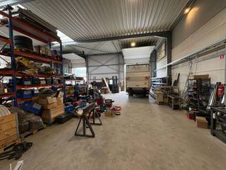 Magazijn 400m² met kantoor 100m² en showroom 100m² te huur te Zandhoven- Magazijn 400m²- Kantoor 100m²- Showroom/kantoor 100m²- Sannitair- Dubble...