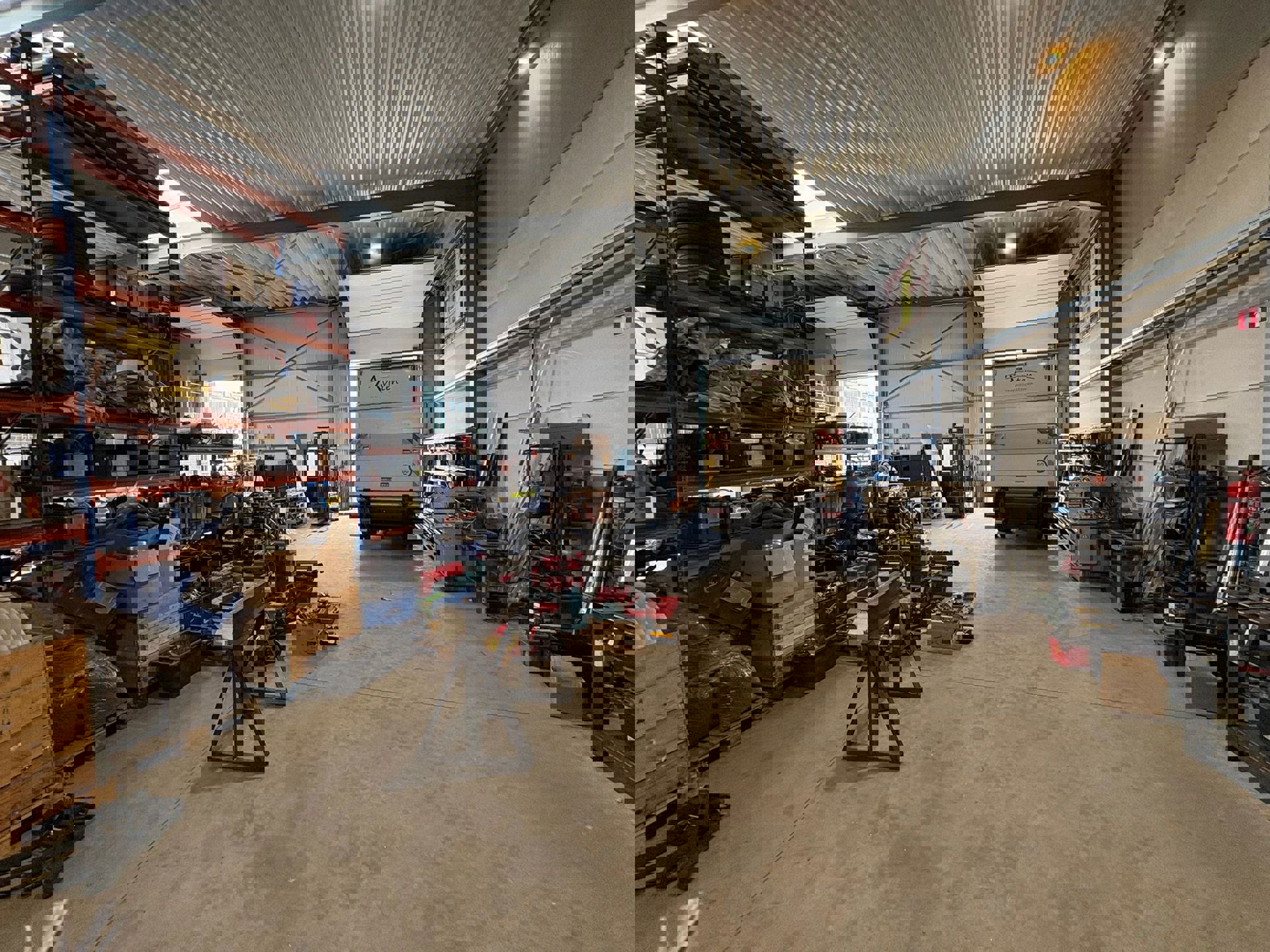 Functionele KMO-unit met magazijn, kantoren en showroom te huur - foto 2