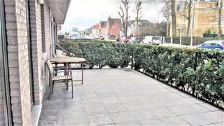 <p>Instapklaar gelijkvloers appartement (ca. 80m²) met 1 ruime slaapkamer te huur te Olsene.</p>
<p> </p>
<p>Indeling :</p>
<p>Ruime inkomhal met gastentoilet, leefruimte met open keuken voorzien van alle toestellen ( vaatwasser, inductiekookplaat, oven, dampkap, grote ijskast met diepvriesvak…). Zéér ruime slaapkamer, alsook zéér grote badkamer voorzien van ligbad, lavabomeubel en afzonderlijke douche.</p>
<p>Aansluitend aan de keuken is er een zéér grote was/bergruimte . Grenzend aan de leefruimte is er een groot terras van 35m².</p>
<p>In de kelder is een berging van ca 15m². Aan berging dus géén gebrek.</p>
<p>Individuele CV op gas.</p>
<p>Het appartement werd volledig wit geschilderd, is voorzien van kader rails, gordijnrails en verlichtingsarmaturen en is instap klaar. Fietsenstalling.</p>
<p> </p>
<p>Er is mogelijkheid om een beveiligde overdekte staanplaats bij te huren : 40,-€/md</p>
<p> </p>
<p>Troeven :</p>
<p>- Zéér gunstige ligging</p>
<p>- Zeer veel opbergruimte</p>
<p>- dichtbij het centrum, openbaar vervoer, scholen en winkels</p>
<p>- vlotte verbinding naar invalswegen en E17.</p>
<p>- Parkeermogelijkheden aan het appartement</p>
<p> </p>