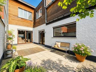 Charmante stadswoning met INPANDIGE GARAGE, DRIE SLAAPKAMERS, ZONNIGE TUIN en UITSTEKENDE LIGGING in Oudenaarde. Via de inkomhal, bereikbaar langs de inpandige garage, komt u binnen in deze INSTAPKLARE woning waar comfort en functionaliteit hand in hand gaan. De gezellige leefruimte vormt samen met de volledig ingerichte keuken en eetplaats het warme hart van de woning, ideaal voor gezellige momenten met familie en vrienden. Daarnaast beschikt de woning over een PRAKTISCHE KELDER die extra bergruimte biedt. Op de eerste verdieping bevinden zich drie volwaardige slaapkamers, een open nachthal met gezellige zithoek en een ingerichte badkamer. Buiten geniet u van een ONDERHOUDSVRIENDELIJKE TUIN met ZONNIG TERRAS, een aangename plek om tot rust te komen in alle privacy. Ook technisch is deze woning goed uitgerust dankzij DAKISOLATIE, DUBBELE BEGLAZING en een RECENTE CV-KETEL, wat bijdraagt aan een energiezuinig wooncomfort. De rustige ligging aan de rand van Oudenaarde vormt een belangrijke troef, met winkels, scholen, horeca en het stadscentrum op wandelafstand. Bovendien zorgt de VLOTTE AANSLUITING OP DE N60 voor een uitstekende bereikbaarheid richting Gent en de omliggende gemeenten. Een ideale gezinswoning voor wie comfortabel wil wonen op een CENTRALE en GOED BEREIKBARE LOCATIE.<br /><br />Adres: Pauwel Vander Scheldenstraat 9 te Oudenaarde<br /><br />Geen renovatieplicht; P-score: C, G-score: A