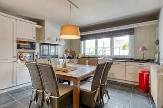 Ontdek deze ruime en zeer goed onderhouden woning met loods – de ideale combinatie van wonen en werken! De woning beschikt over een ruime inkomhal...