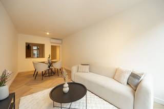 <p><span>Rustig en centraal wonen</span><span><br />Dit volledig gerenoveerde </span><span>gelijkvloers </span><span>appartement met één slaapkamer is gelegen in een kleinschalig gebouw van slechts vier units in een zeer rustige straat. Alle voorzieningen bevinden zich op wandelafstand en dankzij het openbaar vervoer en een nabijgelegen velostation verplaats je je vlot in en uit de stad. Een ideale combinatie van centrale ligging en woonrust.<br /><br /></span></p><p><span>Licht, comfort en een doordachte indeling</span><span><br />Via de inkomhal, met ruimte voor een vestiairekast en voorzien van videofoon, betreden we het appartement. De leefruimte biedt plaats voor een salon en eethoek en geniet van aangename lichtinval dankzij kamerbrede ramen. De afwerking met PVC‑visgraatvloer zorgt voor een warme en hedendaagse uitstraling.</span></p><p><span>De keuken sluit mooi aan op de leefruimte via een slimme muuropening en is afgewerkt met kastwerk in donker hout en een werkblad met natuursteenlook. Ze is uitgerust met inductiekookplaat met ingewerkte dampkap, vaatwasser, grote koelkast, combi-oven en PVC‑spoelbak. Vanuit de keuken is er rechtstreekse toegang tot de tuin.<br /><br /></span></p><p><span>Buitenruimte als absolute meerwaarde</span><span><br />Het appartement beschikt over een ruime, westgerichte tuin met ca. 35 m² graszone en een bankirai terras van ca. 22 m². Achteraan bevindt zich een praktisch tuinhuis van ca. 10 m². De tuin werd opnieuw aangelegd met nieuwe beplanting en vormt een echte verlenging van de woning — ideaal om in alle rust te genieten van de namiddag‑ en avondzon.<br /><br /></span></p><p><span>Slaapkamer, badkamer en praktische bergruimte</span><span><br />De slaapkamer is rustig gelegen aan de achterzijde van het gebouw en biedt uitzicht op de tuin. Ook hier werd gekozen voor een PVC‑visgraatvloer.<br />De badkamer is ingericht met een inloopdouche en een breed lavabomeubel en afgewerkt met beige XL‑tegels, doorgetrokken in de douchezone. Er is mechanische verluchting voorzien. Het toilet is afzonderlijk en uitgerust met een hangtoilet en lavabo.</span></p><p><span>Daarnaast is er een ruime berging, die tevens dienstdoet als technische ruimte en voorzien is van aansluitingen voor wasmachine en droogkast. Tot slot beschikt het appartement over een privatieve kelderberging.</span></p><p><span> </span></p>