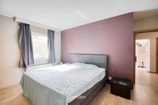 Bent u op zoek naar een comfortabel appartement met twee slaapkamers op een rustige, maar toch centrale ligging? Dan is dit appartement zeker het ontdekken waard!<br /><br />Gelegen in een groene woonomgeving biedt dit appartement niet alleen rust en privacy, maar ook een vlotte verbinding met het centrum van Temse. De lichtrijke leefruimte met groot raam zorgt voor een open en aangename sfeer. De moderne keuken is volledig uitgerust en sluit aan op een praktische berging, ideaal voor extra voorraad of wasruimte.<br /><br />De twee slaapkamers zijn ruim en goed ingedeeld. De badkamer is netjes afgewerkt en uitgerust met een douche en lavabo. Dankzij de ligging in een rustige straat en de nabijheid van het centrum, winkels, scholen en openbaar vervoer geniet u hier van het beste van twee werelden.<br /><br />Bij dit appartement kan een ondergrondse afgesloten garagebox aangeboden worden voor €25000. <br /><br />Troeven op een rij:<br />• Nabij winkels, scholen en openbaar vervoer<br />• Ideaal voor starters, koppels of investeerders<br />• Elektriciteit conform<br />• Mobiscore: 8,5/10<br />• Goede EPC-score<br /><br />Meer info of een bezoek inplannen?<br />Contacteer ons via 052 46 38 03 of mail naar info@uw-huis.be.