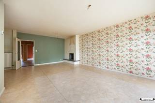 <p>Twee slaapkamer appartement in een groene omgeving te Kapellen</p><p>Het appartement situeert zich in de nabijheid van verschillende voorzieningen zoals winkels, openbaar vervoer, ...<br />Het beschikt over een lichtrijke leefruimte, ingerichte keuken, 2 slaapkamers, berging en een badkamer.<br />Tevens is er ondergronds ook een berging (nr. 8) en autostaanplaats (nr.5) aanwezig.</p><p>De inkomhal geeft toegang tot de leefruimte. Deze heeft een oppervlakte van ca. 35 m2 en een mooi uitzicht op de groene omgeving.<br />Aansluitend bevindt zich de keuken die te vernieuwen is. Via de schuifraam wordt toegang verleend tot het zuid-oost georiënteerd terras.<br />De badkamer is voorzien van dubbele wastafel, ligbad, toilet en aansluitingen voor wasmachine. Naast het toilet in de badkamer is er ook nog een apart toilet aanwezig.</p><p>De slaapkamers hebben een oppervlakte van ca. 11 en 14,5 m2. Ze zijn voorzien van een laminaat vloer en hebben een mooi uitzicht op de groene gemeenschappelijke tuin.</p><p>Extra's<br />Ondergrondse autostaanplaats en berging inclusief in de aangegeven prijs.<br />Recente verwarmingsketel op gas<br />Gunstig EPC label B<br />Elektriciteit niet conform (beperkte inbreuken)</p>