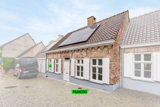 In Watou (deelgemeente van stad Poperinge), op rustige én charmante ligging bevindt zich deze bungalowwoning. Deze opgefriste woning heeft...