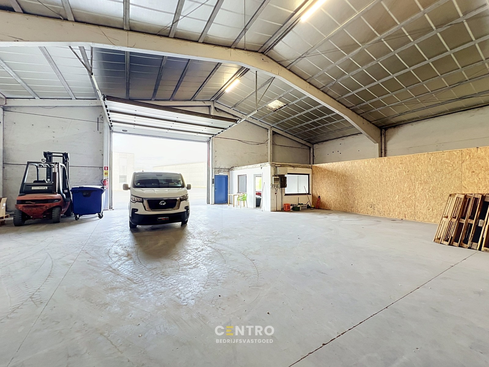 Magazijn met parkings en goede laad-en losmogelijkheden voor OPSLAG te huur regio Waregem. - foto 3