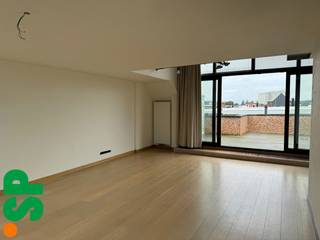 Ruime loft met zeer groot terras te huur op een uitstekende locatie in Wilrijk.Het appartement is gelegen op de tweede verdieping en heeft volgende...