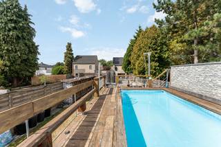 Ruime gezinswoning (192m2) op een perceel van 5a45 met 3 slaapkamers, bijgebouw (30m2) omgevormd tot gym en verwarmd zwembad met buitendouche!
Deze instapklare woning is de perfecte mix van gezellig wonen en luxueus genieten.
Met oog voor detail afgewerkt en voorzien van tal van comfortelementen, biedt dit huis alles wat je nodig hebt voor een moderne levensstijl.
De locatie van de woning is gunstig, Deze is centraal gelegen, op wandelafstand winkels, scholen en het openbaar vervoer.
Hier nog even een opsomming van de belangrijkste troeven:
* zonnepanelen (8970wp) + thuis batterij
* elektriciteit conform
* laadpaal
* leuke living met airco en palletkachel
* ruime en praktische keuken met 2 afwasmachines 2 ovens en 2 microgolfovens
* houtkachel
* 2 badkamers
* gezellig zuid gelegen tuin met ruim terras
* verwarmd zwembad met buitendouche
* overal rolluiken.
Kortom een leuke woning op een toplocatie.
Voor verdere informatie kan U steeds terecht op ons kantoor. 014/82.15.15.