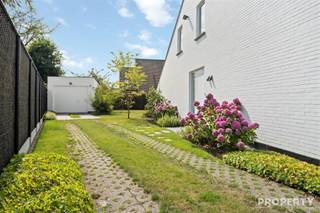 Ontdek deze instapklare en charmante woning in Roeselare, perfect voor wie op zoek is naar comfort, ruimte en rust. Met een bewoonbare oppervlakte...