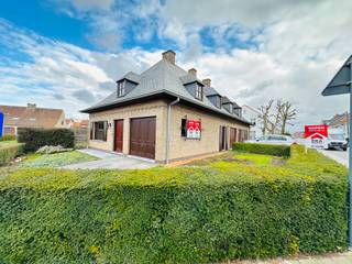 Half openwoning met zonnige tuin RoeselareLichtrijke half openwoning met drie slaapkamers, garage en zuidgerichte tuin.IndelingGelijkvloers: inkom...