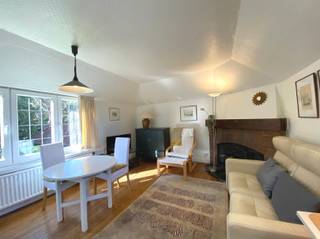 <p><span>WILRIJK - Park Den Brandt</span><span>: GEMEUBELDE studio met 1 slaapkamer in het bijgebouw van een villa.</span></p><p><span> </span></p><p><span>BESCHRIJVING:</span></p><p><span> </span></p><p><span>Deze </span><span>gemeubelde studio</span><span> is gelegen in het bijgebouw van een villa, op een toplocatie aan Park Den Brandt.</span></p><p><span>Het bestaat uit een gezellige living met keuken die voorzien is van gasvuur, koelkast en een combi-oven.</span></p><p><span>In de leefkamer is ook een bureel aanwezig.</span></p><p><span>Aparte slaapkamer.</span></p><p><span>Badkamer met ligbad met douchemogelijkheid, lavabo en toilet.</span></p><p><span> </span></p><p><span>BIJZONDERHEDEN:</span></p><p><span> </span></p><p><span>- Dubbele beglazing.</span></p><p><span>- Verwarming op gas.</span></p><p><span>- Fietsenstalling.</span></p><p><span>- Provisie voor water, elektriciteit en verwarming is 125 €/maand.</span></p><p><span>- Onmiddellijk beschikbaar</span></p><p><span>- Topligging</span></p><p><span> </span></p><p><span>Deze studio is geschikt voor</span><span> 1 persoon,  </span></p><p><span>Zeer geschikt voor rustig persoon</span><span>.</span></p><p><span> </span></p><p><span> </span></p><p><span> </span></p>