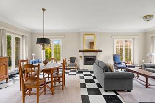 <p><strong>ALTRO VASTGOED VERKOOPT: Bezoekdag op afspraak</strong></p><p>Bent u op zoek naar een woning met karakter op een absolute toplocatie in Deinze? Deze alleenstaande villa ligt verscholen in een rustige, doodlopende wijk waar privacy en sereniteit centraal staan. De ligging is werkelijk uniek: op wandelafstand van prachtig natuurgebied en de idyllische oude Leiearm aan de “Vosselare Put”.</p><p>Bij het betreden van de woning wordt u verwelkomd in een royale inkomhal die dankzij de open trap en de natuurlijke lichtinval onmiddellijk een aangenaam en ruimtelijk gevoel geeft. Vanuit de hal loopt u door naar de sfeervolle living, waar een gezellig houtvuur de centrale verwarming aanvult voor extra warmte. Dankzij de grote raampartijen langs alle kanten geniet u hier van een spectaculaire lichtinval en een rustgevend zicht op de mooi aangelegde tuin. Het gelijkvloers beschikt verder over een zeer ruime aparte keuken en een praktische inpandige garage.</p><p>Op de eerste verdieping bevinden zich drie slaapkamers, waaronder één gigantische master bedroom. Een troef is de verbinding tussen één van de slaapkamers en de naastgelegen dressing, deze ruimte kan perfect dienen als dressing of als aparte (kinder)slaapkamer. De nachthal biedt verder toegang tot de badkamer met ligbad, douche en toilet. Voor wie nog extra ruimte wenst, is er een ruime zolder met tal van mogelijkheden.</p><p>Mits de nodige energetische opfrissingen kan dit unieke pand getransformeerd worden tot een modern pareltje.</p><p>Interesse? Maak een afspraak bij <strong>Leen</strong> via <strong>0478/69.84.34</strong> of <strong>Leen@altro-vastgoed.be</strong>.</p>