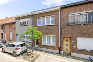 Deze charmante woning in het rustige centrum van Terhagen is gelegen in een eenrichtingsstraat, op een boogscheut van recreatiegebied De Schorre. De woning beschikt over een bewoonbare oppervlakte van 128 m² op een perceel van 251 m².<br /><br />Binnen vindt u een ruime inkomhal die toegang biedt tot een lichtrijke woonkamer. De volledig geïnstalleerde keuken is verbonden met een gezellige veranda, ideaal om het buitengevoel naar binnen te halen. De badkamer is uitgerust met een douche.<br /><br />Op de eerste verdieping zijn drie slaapkamers aanwezig, waarvan één momenteel is ingericht als dressing met ingebouwde kasten. Via een achterpoortje, bereikbaar via een achteruitweg, komt u in de verzorgde tuin.<br /><br />De woning is instapklaar, al kunnen enkele onderdelen opgefrist worden, waardoor u de mogelijkheid krijgt om het geheel naar eigen smaak te renoveren. De centrale verwarming werkt op stookolie en de ramen zijn van hout met enkel glas.<br /><br />Kortom, een fijne gezinswoning in een rustige en gunstige ligging, met veel groen en dichtbij alle voorzieningen. <br /><br />Interesse? Neem contact op met ons kantoor via info@hiro.be of 03 230 00 14.