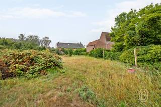 <p>Dit huis, perfect gelegen nabij alle voorzieningen in het gewilde dorp Kain, is een ‘ -woning met vier gevels ’ en staat op een perceel van 823 m². De indeling is als volgt:</p><p> Op de begane grond: een open ‘ -ruimte’ bestaande uit een grote woonkamer en een keuken, een doucheruimte en een toilet.</p><p>Op de bovenverdieping: een ruime open ruimte die de mogelijkheid biedt om drie slaapkamers in te richten.</p><p>Buiten: een grote tuin met een gunstige ligging.</p><p>TECHNISCHE UITRUSTING: Centrale verwarming op gas, houtkachel, houten kozijnen met dubbele beglazing, aansluiting op de riolering.</p>