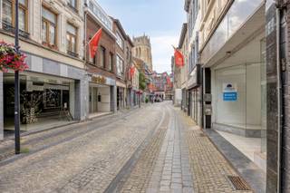 <p><strong>TE KOOP: Handelshuis met woonst en ruim magazijn in het centrum van Tongeren!</strong><br />Bent u op zoek naar een handelspand met woongelegenheid op een uitstekende locatie? Dit veelzijdige handelshuis, gelegen in de Hemelingenstraat in het centrum van Tongeren, biedt een ideale combinatie van commercieel potentieel en wonen. Dankzij de centrale ligging en de ruime indeling is dit eigendom uitermate geschikt voor zelfstandigen, ondernemers of investeerders.<br />Op het gelijkvloers bevindt zich een ruime handelsruimte met een grote vitrine, die zorgt voor een uitstekende visibiliteit en natuurlijke lichtinval. Aansluitend vindt u een praktische berging die perfect dienst kan doen als opslagruimte of werkruimte.<br />Het woongedeelte beschikt over een aangename woonkamer, een ruime keuken, twee volwaardige slaapkamers en een badkamer uitgerust met een moderne inloopdouche. Hierdoor combineert het pand moeiteloos wonen en werken onder één dak.<br />Een absolute meerwaarde is het ruime magazijn dat aansluitend aan het pand gelegen is en zich uitstrekt over twee verdiepingen. Deze extra ruimte biedt tal van mogelijkheden, zoals opslag, atelier, werkplaats of uitbreiding van de handelsactiviteit.<br />Dankzij de centrale ligging, de ruime commerciële oppervlakte en het praktische magazijn biedt dit handelshuis een uitstekende opportuniteit voor wie op zoek is naar een pand met tal van mogelijkheden.<br /><strong>Ligging:</strong><br />Het handelshuis is gelegen in de Hemelingenstraat, in het centrum van Tongeren. Winkels, horecazaken, scholen en openbaar vervoer bevinden zich op wandelafstand. Bovendien geniet het pand van een vlotte bereikbaarheid en een uitstekende commerciële ligging, waardoor het een interessante uitvalsbasis vormt voor diverse handelsactiviteiten.<br /><strong>Indeling:</strong><br />Gelijkvloers – handelsgedeelte<br />Ruime winkelruimte met vitrine, berging.<br />Woongedeelte<br />Woonkamer, ruime keuken, twee ruime slaapkamers en een badkamer met inloopdouche.<br />Magazijn<br />Ruim magazijn verdeeld over twee verdiepingen.<br /><strong>Troeven:</strong><br />- Centrale ligging in het centrum van Tongeren!<br />- Ruime winkelruimte!<br />- Ruim magazijn verdeeld over twee verdiepingen<br />- Tal van commerciële en opslagmogelijkheden<br /><strong>EPC C met certificaatnummer 20230502-0002879539-RES-1</strong><br /><strong>G-score: A</strong><br /><strong>P-score: A</strong><br /><strong>Stedenbouwkundige info: woongebied – bouwvergunning – geen voorkooprecht </strong><br /><strong>Bron bewoonbare oppervlakte EPC</strong></p>