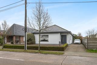 koop: open bebouwing in Bornem, vlak bij de rust en het groen van de Scheldedijken.
<p> </p>
<p>Deze charmante woning in de Weertstraat combineert comfortabel gelijkvloers wonen met een prachtig aangelegde tuin. Gelegen in een groene omgeving, op korte afstand van het centrum, scholen en openbaar vervoer, biedt dit huis een ideale balans tussen rust en bereikbaarheid. De open indeling en praktische voorzieningen maken het een aangename plek om te wonen.</p>
<p> </p>
<p>Belangrijkste ruimtes:<br />• Ruime woonkamer met veel lichtinval en zicht op de tuin<br />• Tweede woonkamer met inbouwcasette<br />• Volledig ingebouwde keuken met inductiekookplaat, oven, microgolf, vaatwasser, koelkast en diepvries<br />• Twee slaapkamers, waarvan één met ingemaakte kasten<br />• Badkamer met douche, toilet en wastafel in meubel<br />• Berging met aansluiting voor wasmachine, technische ruimte en ingemaakte kasten<br />• Inkomhal met vestiaire</p>
<p> </p>
<p>Troeven:<br />• Prachtig aangelegde tuin<br />• Comfortabel gelijkvloers wonen<br />• Rustige ligging nabij de Scheldedijken</p>
<p> </p>
<p>Neem vandaag nog contact op met je ERA-makelaar voor een bezoek.</p>
<p> </p>
<p>JOUW DROOMHUIS. ZO GEVONDEN!</p>