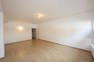 Deze volledig vernieuwde studio, gelegen op het gelijkvloers van een treffelijk gebouw, is een echte buitenkans voor wie op zoek is naar een instapklaar pand met tal van mogelijkheden.<br />De studio werd recent met zorg en oog voor detail gerenoveerd. De vloer is afgewerkt met stijlvolle parkettegels die zorgen voor een warme en moderne uitstraling. De badkamer werd volledig vernieuwd en uitgerust met een ruime inloopdouche, een lavabo en een hangtoilet – alles in een hedendaagse afwerking.<br /><br />Er is een mogelijkheid tot aankoop van een staanplaats in het gebouw.<br />Ruime berging op het gelijkvloers bij die bij de studio hoort.<br />Er worden nog nieuwe ramen geplaatst in de studio voor rekening van de eigenaar.<br /><br />Ook de technische installaties zijn grondig aangepakt: de elektriciteit werd volledig vernieuwd en voldoet aan de huidige normen. Bovendien werd er een nieuwe condensatieketel op aardgas geplaatst, wat zorgt voor een energiezuinige verwarming.<br />Dankzij de ligging op het gelijkvloers en de indeling is deze studio niet enkel geschikt als woonruimte, maar ook uitermate interessant voor wie een praktijkruimte of kantoor zoekt voor een vrij beroep.<br /><strong>Troeven:</strong>
<ul>
	<li><span>Volledig gerenoveerd – instapklaar</span></li>
	<li><span>Nieuwe badkamer met inloopdouche en hangtoilet</span></li>
	<li><span>Parkettegel voor een moderne look</span></li>
	<li><span>Nieuwe gasketel en vernieuwde elektriciteit</span></li>
	<li><span>Gelijkvloerse ligging – ideaal voor vrij beroep</span></li>
</ul>
Mis deze kans niet om te investeren in een kwalitatief gerenoveerde studio met tal van mogelijkheden.<br />Voor een bezichtiging neem contact op via telefoon op 0495/50.69.20 of via e-mail naar nicolas@jolieinvest.be<br /> 