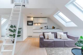 LiggingDeze lichtrijke flat is rustig gelegen. Toch ben je onmiddellijk in het centrum van Gent.In de nabijheid vind je winkels, openbaar vervoer,...