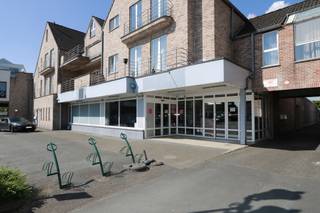 Ben je op zoek naar de perfecte locatie voor jouw handelszaak? Zoek niet verder! Gelegen aan de Heirstraat 482 in Opgrimbie, Maasmechelen, bieden...