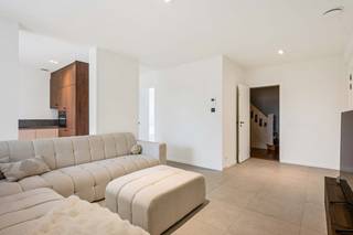 <strong>Nieuw één-slaapkamer appartement met zuidgeoriënteerd terras!</strong><br /><br />Dit lichtrijke appartement bevindt zich op de eerste verdieping van een karaktervol, volledig gerenoveerd pand in het hart van Wijnegem. Gelegen op de hoek van de Merksemsebaan en de Turnhoutsebaan geniet u hier van een centrale ligging met winkels, supermarkten, openbaar vervoer en andere voorzieningen op wandelafstand. Bovendien zorgen de nabijheid van de E313 en de Antwerpse Ring voor een uitstekende bereikbaarheid.<br /><br />Het appartement maakt deel uit van een uniek woonproject waarbij een historisch neoclassicistisch gebouw werd omgevormd tot vijf stijlvolle appartementen, met behoud van authentieke elementen.<br /><br />U bereikt het appartement via de ruime trappenhal of met de lift, die rechtstreeks uitgeeft in de leefruimte. De inkomhal beschikt over een bijzonder authentiek trapsegment dat een charmant accent vormt, evenals een apart gastentoilet.<br /><br />Aansluitend op de leefruimte bevinden zich de slaapkamer met ensuite badkamer en een praktische berging met aansluitingen voor wasmachine en droogkast, alsook de technische installaties.<br /><br />Aan de achterzijde van het appartement vindt u de keuken en eetruimte. De keuken is volledig uitgerust met een koelkast, inductiekookplaat met geïntegreerde dampkap, vaatwasser en combi-oven.<br /><br />Als extra troef beschikt dit appartement over een aangenaam inpandig terras waar u in alle rust kunt genieten van een buitenmoment.<br /><br />Pluspunten:<br />+ Centrum locatie<br />+ Zonnepanelen<br />+ Energiezuinig<br />+ Lucht-water warmtepomp<br />+ Vloerverwarming<br /><br />Heeft U interesse in dit appartement en wenst U een bezoek ter plaatse? Aarzel niet van ons te contacteren via 03 337 50 70 of info@vbvastgoed.be <br />Ook benieuwd naar de waarde van uw eigendom? Wij komen graag vrijblijvend bij U ter plaatse.