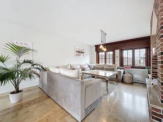 Ben je op zoek naar een woning met veel ruimte én mogelijkheden voor professioneel gebruik? Dan is deze instapklare woning beslist iets voor jou.Op...