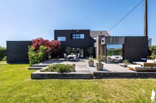 <p><strong>Moderne volledig gerenoveerde woning op uitzonderlijk groene toplocatie in Rumst<br /><br /></strong>Op zoek naar rust, ruimte en comfort? Deze prachtige, volledig gerenoveerde woning is gelegen in een bijzonder rustige en groene omgeving in Rumst, op een riant perceel van ca. 1.449 m².<br /><br />Met een bewoonbare oppervlakte van ca. 296 m² biedt deze eigendom tal van mogelijkheden. Dankzij de doordachte indeling kan de woning perfect opgesplitst worden in een privatief woongedeelte en een aparte werk- of hobbyruimte – ideaal voor een vrij beroep of wie wonen en werken wil combineren.<br /><br /><strong>Algemeen:<br /></strong>- Perceeloppervlakte: 1.449 m² in een prachtige groene omgeving<br />- Bruto bewoonbare oppervlakte: ca. 296 m² (incl. garage)<br />- EPC-score: B<br />- Volledig gerenoveerd in 2014<br />- Aparte hobby- of bureauruimte van ca. 26,5 m²<br />- Ruime en lichtrijke leefruimte op parket<br />- 3 volwaardige slaapkamers<br />- Prachtig aangelegde, zonnige tuin<br /><br /><strong>Technische kenmerken:<br /></strong>- Totaalrenovatie in 2014<br />- Energielabel B – 170 kWh/m² jaar<br />- 16 zonnepanelen<br />- 2 thuisbatterijen (samen 10 kW)<br />- Regenwaterrecuperatie<br />- Gasverwarming (cv)<br />- Asbestvrij<br />- Airconditioning op de eerste verdieping<br />- Bergzolder op de tweede verdieping<br />- Kelderberging<br /><br /><strong>Indeling:<br /></strong><span>Gelijkvloerse verdieping<br /></span>- Riante inkomhal met prachtig uitzicht op de tuin en tal van ingemaakte kasten<br />- Gezellige leefruimte op parket met sfeervolle houthaard<br />- Charmante, volledig uitgeruste keuken met alle nodige toestellen en een mooi uitzicht op de tuin<br />- Praktische bijkeuken met aansluitingen voor wasmachine en droogkast, voorzien van extra maatkasten<br />- Polyvalente ruimte met grote schuiframen (ca. 26,5 m²), naadloos aansluitend op de tuin — perfect als bureauruimte, praktijkruimte of als overdekt terras tijdens de zomermaanden<br />- Ruime garage (ca. 20 m²) met aansluitend een handige berging (ca. 14 m²)<br /><br /><span>Eerste verdieping<br /></span>- 3 volwaardige slaapkamers<br />- Recent vernieuwde, stijlvolle badkamer met dubbele wastafel, ligbad en ruime inloopdouche<br /><br />Deze instapklare woning combineert hedendaags wooncomfort, energiezuinigheid en een uitzonderlijke ligging in het groen. Een unieke kans voor wie op zoek is naar ruimte, privacy en multifunctionaliteit.<br /><br />Voor meer informatie of de online reservatie van een bezichtiging kan u terecht op www.deboerenpartners.be.</p>