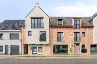 Deze handelsruimte in centrum Broechem biedt interessante mogelijkheden voor de uitbating van uw eigen zaak. De visibiliteit, de passage aan...