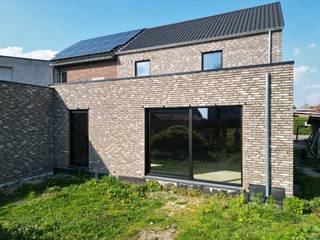 Ben je op zoek naar een woning die je volledig naar je eigen smaak kan afwerken? Deze casco HOB-woning in de Riethoekstraat 11A te...