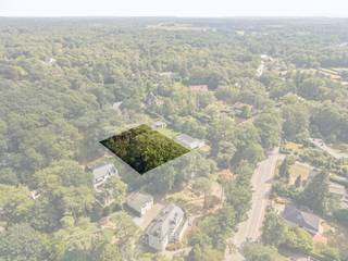 <p><span>Op een rustige en groene locatie in Keerbergen bevindt zich deze ruime bouwgrond van </span><span>1.555 m²</span><span>, gelegen in een aangenaam woonpark waar rust, ruimte en natuur mooi samenkomen. De groene en rustieke omgeving biedt een gevoel van vrijheid, terwijl het dorpshart van Keerbergen met zijn winkels, voorzieningen en dagelijkse faciliteiten op korte afstand ligt. Ook de </span><span>Heimolen van Keerbergen</span><span> en de omliggende </span><span>Dijlevallei</span><span> bevinden zich vlakbij en vormen een prachtig decor voor wandelingen, fietstochten en momenten van onthaasting.</span></p><p><span>Het perceel vormt een bijzonder mooi canvas voor wie droomt van een vrijstaande woning in het groen. Binnen de geldende voorschriften kan een woning worden gerealiseerd met een bouwzone van maximaal </span><span>15 meter breed en 17 meter diep</span><span>, een maximale kroonlijsthoogte van 7 meter en een maximale bebouwde oppervlakte van 300 m². De voorgevel wordt ingeplant op minstens 10 meter van de voorste perceelgrens, met minimaal 5 meter afstand tot de zijdelingse perceelgrenzen. De dakvorm is vrij te kiezen, waardoor ook architecturaal ruimte blijft voor een persoonlijke invulling. De </span><span>oostelijke oriëntatie</span><span> biedt daarbij een aangename basis voor de verdere inrichting van de woning en haar buitenruimte.</span></p><p><span>De combinatie van de groene, residentiële ligging, de nabijheid van het dorpshart en de omliggende natuur maakt dit perceel tot een bijzondere opportuniteit voor wie bewust kiest voor rust en ruimte, zonder het dagelijkse leven uit het oog te verliezen. Bovendien geldt er </span><span>geen bouwverplichting</span><span>, waardoor u alle vrijheid behoudt om uw toekomstplannen op eigen tempo vorm te geven.</span></p><p><span>De beschikbare verkoopdocumenten vindt u </span><span>onderaan deze pagina</span><span>. Voor bijkomende informatie kunt u terecht via <span>thomas@urbainvastgoed.be</span></span><span> of </span><span>03 501 97 16</span><span>.</span></p><p><span> </span></p><p><span>De weergegeven AI-gegenereerde beelden zijn louter indicatief en hebben geen bindende waarde.</span></p>
