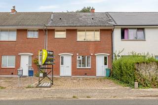 Deze woning is gunstig en centraal gelegen te Mol-Donk en geniet van een vlotte verbinding naar omliggende gehuchten, gemeenten alsook de E34 (snelweg Antwerpen - Eindhoven).<br /><br />Via de inkomhal met gastentoilet en vestiaire, kom je in de aangename woonkamer welke opgedeeld is in een eethoek en zithoek met gashaard. Dankzij de aangebouwde veranda met grote raampartijen geniet je de ganse dag van aangenaam veel lichtinval doorheen de woonkamer. <br /><br />De aparte keuken is basis uitgerust met een kookplaat, afzuigkap en heteluchtoven. Naast de keuken bevindt zich nog een extra bergruimte/ wasplaats.<br /><br />Op de verdieping geeft de nachthal uit op 2 ruime slaapkamers, één normale slaapkamer en de badkamer met een bad en enkele wastafel. De vlizotrap in de hal geeft toegang tot de ingerichte zolder, welke perfect dienst kan doen als slaapkamer, speelkamer, bergruimte,...<br /><br />Tot slot is er ook een koele kelder aanwezig in de woning.<br /><br />De tuin is volledig omheind, voorzien van een terras en biedt voldoende privacy.<br />De huidige eigenaars profiteren momenteel van de huurovereenkomst van de aanpalende garagebox! De overname van deze huurovereenkomst is bespreekbaar. <br /><br />* EPC score: 386 kWh (D - label)<br /><br />Geen renovatieverplichting!