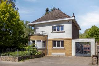 Statige villa op een prachtig perceel van 14are 57ca, inclusief aangrenzende bouwgrond van maar liefst 21are. Deze karaktervolle eigendom biedt enorm veel potentieel voor wie op zoek is naar ruimte, charme en tal van mogelijkheden.
De woning is vlot bereikbaar en bevindt zich in de nabijheid van scholen, winkels/warenhuizen, openbaar vervoer/station en op-en afrittencomplex E40.
We betreden de woning via de inkomhal, aansluitend vinden we een gezellige leefruimte met open haard. Op de gelijkvloerse verdieping bevinden zich 2 aparte ruimtes die perfect kunnen dienen als slaapkamer, bureau of hobbyruimte. Achteraan de woning treffen we de lichtrijke leefkeuken, een aparte toilet en een cv-ruimte dewelke extra opbergmogelijkheden biedt.
De eerste verdieping omvat een nachthal, drie volwaardige slaapkamers waarvan 1 met terras en een ruime badkamer. Via een vaste trap bereikt u de zolderverdieping met uitbreidingspotentieel.
Daarnaast beschikt de woning over een kelder van 90m² met vier aparte ruimtes, ideaal als opslagruimte, wijnkelder,...
Buiten geniet u van een prachtige tuin, een garage voor twee wagens én parkeermogelijkheid voor vier auto’s.
Dankzij het aangrenzende perceel bouwgrond biedt deze eigendom niet alleen een ideale woonomgeving, maar ook interessante investerings- of uitbreidingsmogelijkheden. Een unieke opportuniteit voor wie op zoek is naar ruimte en potentieel op een toplocatie.
Voor meer info of een bezoek? eva@immoaccenta.be - 0476/56.13.82