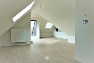 <p><span>GENT - Herderstraat 1: Op zoek naar een </span><span>ruime nieuwbouw studio met terras te huur</span><span> in Gent? Dan is dit pand mogelijk iets voor u.</span></p><p><span> </span></p><p><span>De belangrijkste troeven in een notendop: </span></p><ul><li><span>Lichtrijke nieuwbouw studio</span></li><li><span>Zonnig terras</span></li><li><span>Grote woon oppervlakte</span></li><li><span>Goed bereikbaar met openbaar vervoer, fiets en wagen</span></li></ul><p><span> </span></p><p><span>Indeling:</span></p><p><span>Ruime leef-slaapruimte met open volledig geïnstalleerde keuken, zonnig terras, badkamer met douche, toilet, lavabo en aansluiting wasmachine. Berging.</span></p><p><span>Er is ook aan de deur buiten van het appartement een grote open opbergruimte. Geen lift aanwezig.</span></p><p><span> </span></p><p><span>Beschikbaar vanaf 01/10/2026. Domicilie verplicht.</span></p><p><span>Maandelijkse huurprijs: € 795 + € 20 algemene kosten, EGW afzonderlijk af te rekenen. </span></p><p><span> </span></p><p><span>Neem contact op met Axel Lenaerts makelaars voor een bezoek via onze website.</span></p><p><span> </span></p><p><span> </span></p>