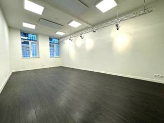 <p><span>Gelegen aan de Arenbergstraat 44, in het hart van Brussel, geniet dit </span><strong><span>kantoor van 80 m²</span></strong><span> van een uitstekende ligging, vlak bij de Grote Markt, het Centraal Station, winkels, restaurants en tal van diensten. De omgeving is bovendien uitstekend bereikbaar met het openbaar vervoer.</span></p>
<p><span>Het kantoor is beschikbaar vanaf </span><strong><span>1 november 2026</span></strong><span>.</span></p>
<p><span>De huurprijs bedraagt </span><strong><span>€1.295/maand</span></strong><span>, met </span><strong><span>€195/maand gemeenschappelijke kosten</span></strong><span>, </span><strong><span>€109/maand onroerende voorheffing</span></strong><span> en </span><strong><span>€150/maand kantoorbelasting</span></strong><span>.</span></p>