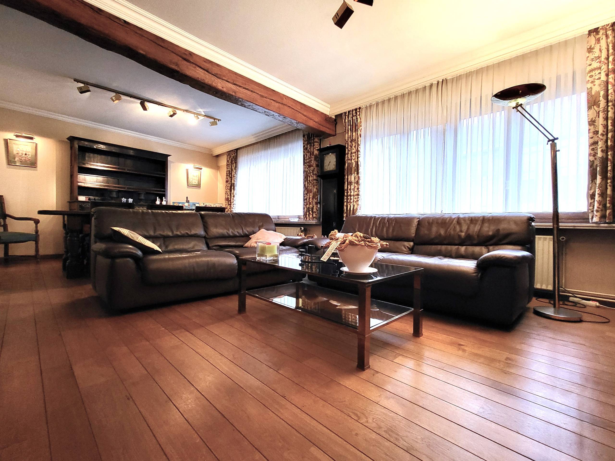 Dit veelzijdige pand met een grondoppervlakte van 240 m² combineert een ruime commerciële gelijkvloerse verdieping met een comfortabel appartement op de eerste verdieping. - foto 3