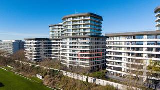 Prachtig appartement gelegen op de 4de verdieping langs de Troonstraat te Oostende, voorzien van 2 ruime slaapkamers met toegang tot prachtige terrassen met een magnifiek uitzicht op de Wellington Golf. Indeling: - Inkomhal met gastentoilet- ruime berging voorzien van aansluiting wasmachine- volledig uitgeruste keuken (inductiekookplaat, vaatwasmachine, oven, microgolf, spoeltafel en frigo) - lichtrijke ruime woonkamer met prachtig zicht- zeer grote badkamer voorzien van een dubbel lavabomeubel, inloopdouche en toilet- slaapkamer 1 (16m²) met toegang tot het terras- slaapkamer 2 (10m²) met toegang tot het terras - privatieve berging op het gelijkvloers Mogelijkheid tot aankopen garagebox (63.000,00 euro)Pluspunten:- mogelijkheid aankopen garagebox- gemeenschappelijke fietsenberging in het gebouw- ruime terrassen (37m²) met prachtig open zicht op de Wellington golf- bouwplan aangepast daardoor grotere ruimtes- uitstekende nieuwe staat- verkoop onder registratierechten- hoekappartement met veel lichtinval- voorzien van vliegramen- energiezuinig Op zoek naar een schitterend appartement met fenomenaal zicht op de Wellington Golf? Contacteer ons voor een bezoek ter plaatse.