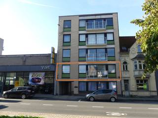 <p><span>In Residentie Capri, centraal gelegen in Diksmuide, bevindt zich dit aangename appartement met 3 slaapkamers en een externe garage.</span></p><p><span> </span></p><p><span>Dankzij de ligging op wandelafstand van de Grote Markt en in de onmiddellijke nabijheid van winkels, horeca en andere voorzieningen, heeft u alles binnen handbereik.</span></p><p><span> </span></p><p><span>Het appartement beschikt over een ingerichte keuken met keramische kookplaat, dampkap, oven, koelkast en dubbele spoelbak. </span></p><p><span>De badkamer is voorzien van een inloopdouche en een enkele lavabo in meubel. Daarnaast is er een praktische wasplaats/berging aanwezig, ideaal voor extra opbergruimte en het plaatsen van een wasmachine en droogkast. </span></p><p><span>Met 3 slaapkamers biedt het appartement voldoende ruimte voor wie graag beschikt over een extra kamer als bureau of hobbyruimte.</span></p><p><span> </span></p><p><span>De externe garage bevindt zich achteraan het gebouw en biedt een praktische en veilige parkeermogelijkheid.</span></p><p><span>Een comfortabele woonst op een uitstekende locatie voor wie centraal en aangenaam wil wonen in Diksmuide.</span></p><p><span> </span></p><p><span>De gemeenschappelijke lasten bedragen € 100 per maand, inclusief een bijdrage voor het verbruik van verwarming en water.</span></p><p><span> </span></p><p><span>Interesse? Neem gerust contact met ons op voor meer informatie of om een bezoek in te plannen.</span></p><p><span> </span></p>