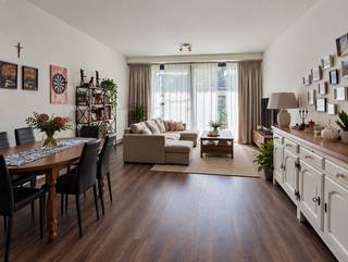 <p><span>Appartement met 2 slaapkamers (86m²) op de eerste verdieping van residentie "The Mills" in Edegem, inclusief autostaanplaats. Het ligt centraal, vlak bij openbaar vervoer, winkels, scholen, UZA en de belangrijkste invalswegen.<br /></span><br /><strong>INDELING<br /></strong>We betreden het appartement via de inkomhal (8m²) met ruimte voor vestiaire en een apart gastentoilet met handenwasser. Van daaruit komen we in de lichte leefruimte (32m²) met open, volledig ingerichte keuken (10m²), uitgerust met keramisch kookvuur, dampkap, oven en vaatwasmachine. Via een groot schuifraam stappen we naar het westgeoriënteerde terras (6,6m²). Aansluitend aan de leefruimte vinden we een bergruimte (2m²).</p>
<p>De 2 slaapkamers meten 12m² en 8m². In de badkamer (6m²) vinden we een inloopdouche, dubbele lavabo met meubel, spiegelkast en kolomkast. Daarnaast ligt een bergruimte met de condensatieketel en de aansluitingen voor wasmachine en droogkast.<br /><br /><strong>BIJZONDERHEDEN</strong><br />Ondergrondse autostaanplaats en ondergrondse bergplaats voor 2 fietsen, mee opgenomen in de prijs.<br />Aluminium schrijnwerk met dubbele beglazing. Verwarming dmv. condensatieketel op gas.<br />VK: € 125/maand: minuterie, onderhoud gemene delen, onderhoud lift, onderhoud tuin.<br />Het appartement is momenteel verhuurd.<br /><br /><span>Attesten en gronplannen: www.immopoint.be</span><br /><br /></p>