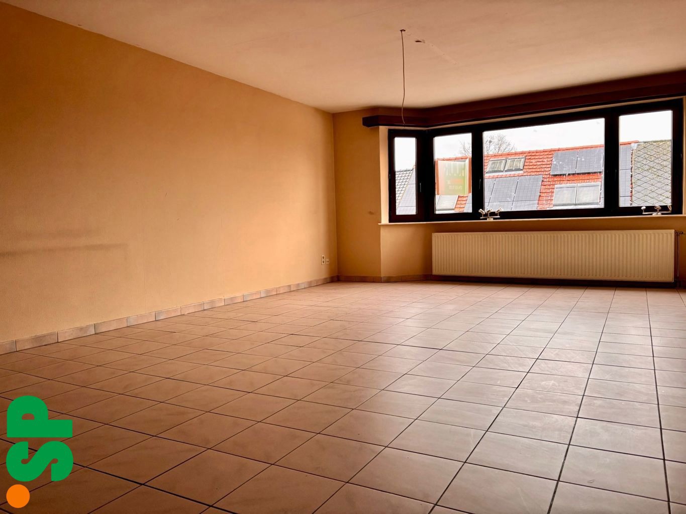 Tweeslaapkamer appartement met volledig gerenoveerde badkamer gelegen nabij het centrum van Geel - foto 3