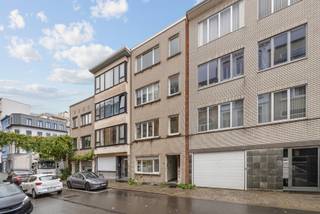 <p><strong>TE RENOVEREN OPBRENGSTEIGENDOM MET 4 APPARTEMENTEN IN ZUID-ANTWERPEN</strong></p>
<p>In de rustige buurt rond de stokerij van Elixir d’Anvers, vlak bij Park Hof van Leysen en nabij de Van Schoonbekestraat, bevindt zich deze te renoveren opbrengsteigendom bestaande uit 4 appartementen waarvan het gelijkvloers een privatieve tuin van meer dan 20 meter diep heeft.</p>
<p><strong>Indeling van het gebouw<br /><br />Gelijkvloers appartement:</strong></p>
<ul>
<li><strong>Inkomhal</strong>: Centrale toegang tot de verschillende ruimtes.</li>
<li><strong>Leefruimte</strong>: Gelegen aan de straatzijde, geschikt voor een open leefconcept.</li>
<li><strong>Keuken</strong>: Aparte keuken met mogelijkheden tot uitbreiding of integratie.</li>
<li><strong>Slaapkamers</strong>:
<ul>
<li>Eén ruime slaapkamer achteraan.</li>
<li>Tweede kamer, eveneens rustig gelegen, geschikt als slaapkamer of bureau.</li>
</ul>
</li>
<li><strong>Badkamer</strong>: Ingericht met douche en lavabo, te vernieuwen.</li>
<li><strong>Tuin</strong>: Diepe privatieve tuin (ca. 130 m²) met plaats voor terras en beplanting.</li>
<li><strong>Kelder</strong>: Aparte privatieve kelderberging inbegrepen.</li>
</ul>
<strong><br />Eerste, tweede en derde verdieping: </strong>Drie appartementen van telkens ca. 73 m².<br />
<p><strong>Indeling:</strong></p>
<ul>
<li>
<p><strong>Leefruimte</strong>: Grote kamer van ca. 25 m² met rechtstreekse lichtinval.</p>
</li>
<li>
<p><strong>Keuken</strong>: Afzonderlijke keukenruimte met toegang tot het terras.</p>
</li>
<li>
<p><strong>Terras</strong>: Buitenterras van ca. 6 m², gericht naar de achterzijde van het gebouw.</p>
</li>
<li>
<p><strong>Slaapkamers</strong>:</p>
<ul>
<li>
<p>Een ruime slaapkamer van ca. 12 m².</p>
</li>
<li>
<p>Een tweede, compacte kamer (ca. 5 m²) die bruikbaar is als bureau, dressing of logeerkamer.</p>
</li>
</ul>
</li>
<li>
<p><strong>Badkamer</strong>: Ingericht met douche, lavabo en toilet.</p>
</li>
<li>
<p><strong>Kelder</strong>: Privatieve, ruime kelderberging inbegrepen, enkel met de trap te bereiken.</p>
</li>
</ul>
<p>Dit appartementsgebouw - zonder lift - met tuin biedt interessante mogelijkheden voor wie op zoek is naar een renovatieproject in een goed gelegen buurt.</p>
<p>Meer info of een bezoek? Bel 03 535 12 75.<br /><br /><strong>BEWOONBARE OPPERVLAKTE</strong>: De vermelde “bewoonbare oppervlakte” is gebaseerd op de “bruikbare vloeroppervlakte” zoals vermeld in het EPC.<br /><strong>RENOVATIEPLICHT</strong>: Gebouwen met een energielabel “E” of “F” zullen verplicht binnen de 6 jaar energetisch gerenoveerd moeten worden en dit zodat ze minstens over een energielabel “D” beschikken. Bij dit pand zal de renovatieplicht dus van toepassing zijn.</p>
<br />
<ul>
<li>
<ul></ul>
</li>
</ul>
<strong></strong>
<p><strong> </strong></p>