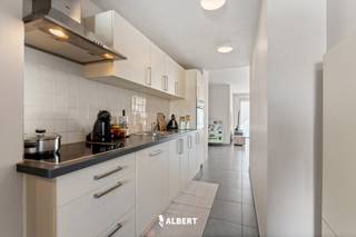 Zeer verzorgd duplexappartement in residentie Clement met een bewoonbare oppervlakte van 102 vierkante meter in het hartje van IzegemDe indeling van...